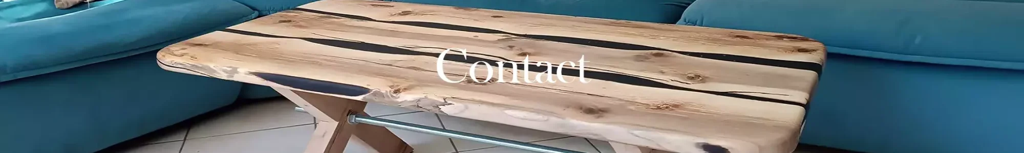 page contact Table en bois clair